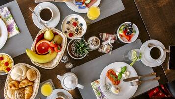 Petit déjeuner buffet (15.9 EUR par personne)