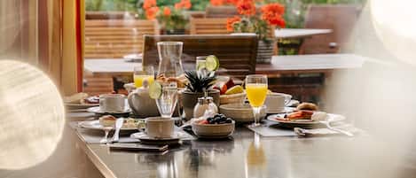 Frukostbuffé varje dag (EUR 15.9 per person)