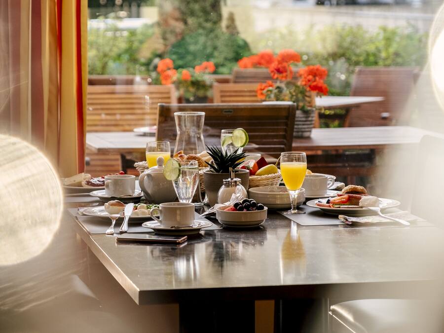 Tägliches Frühstücksbuffet (15.9 EUR pro Person)