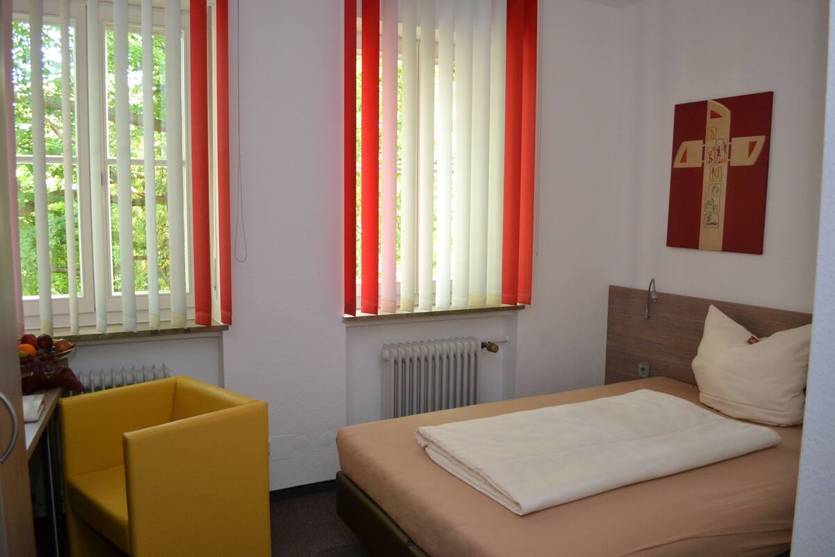 Standard Single Room | Desk, iron/ironing board, cots/infant beds, rollaway beds