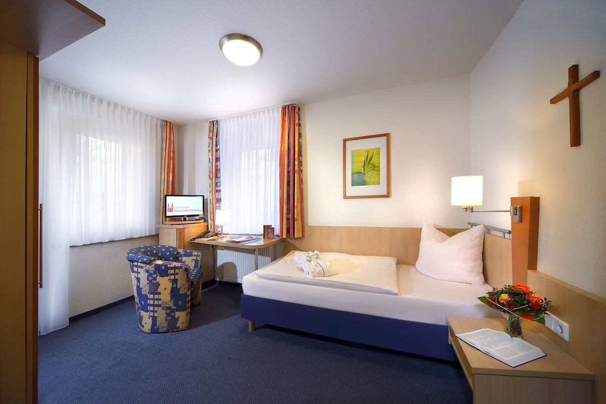 Premium Single Room | Desk, iron/ironing board, cots/infant beds, rollaway beds