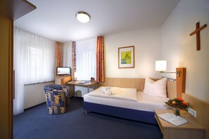 Premium Single Room | Desk, iron/ironing board, cots/infant beds, rollaway beds