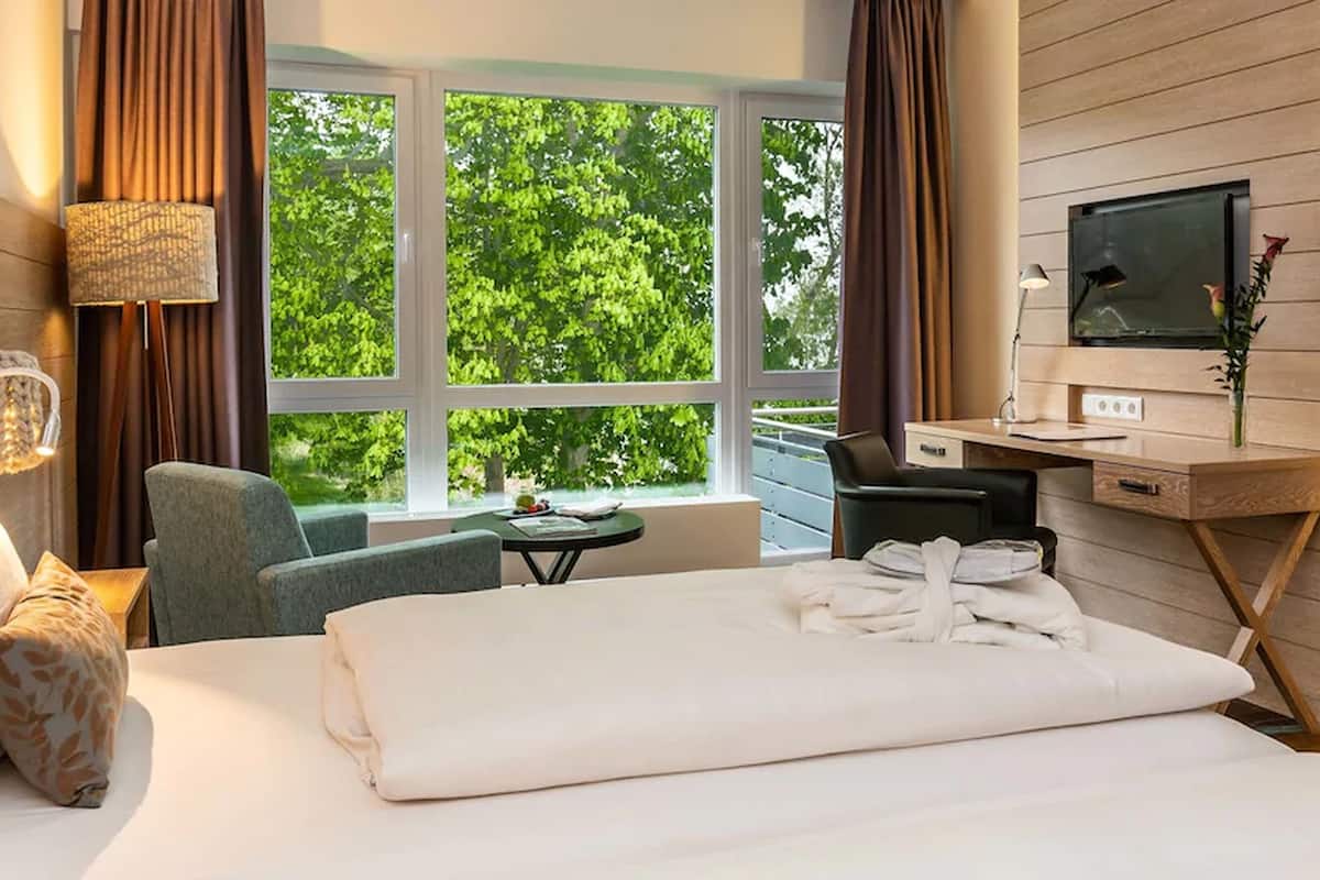 comfort room (view to the lake or to the terrace) | living area | 32-inch flat-screen tv with cable channels, tv