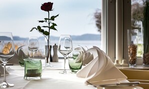 A table set for dining with a view of the sea and mountains. - Hotel Der Seehof (Ratzeburg)
