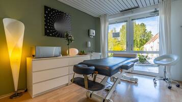 Sauna, steam room, aromatherapy, hot stone massages, sports massages