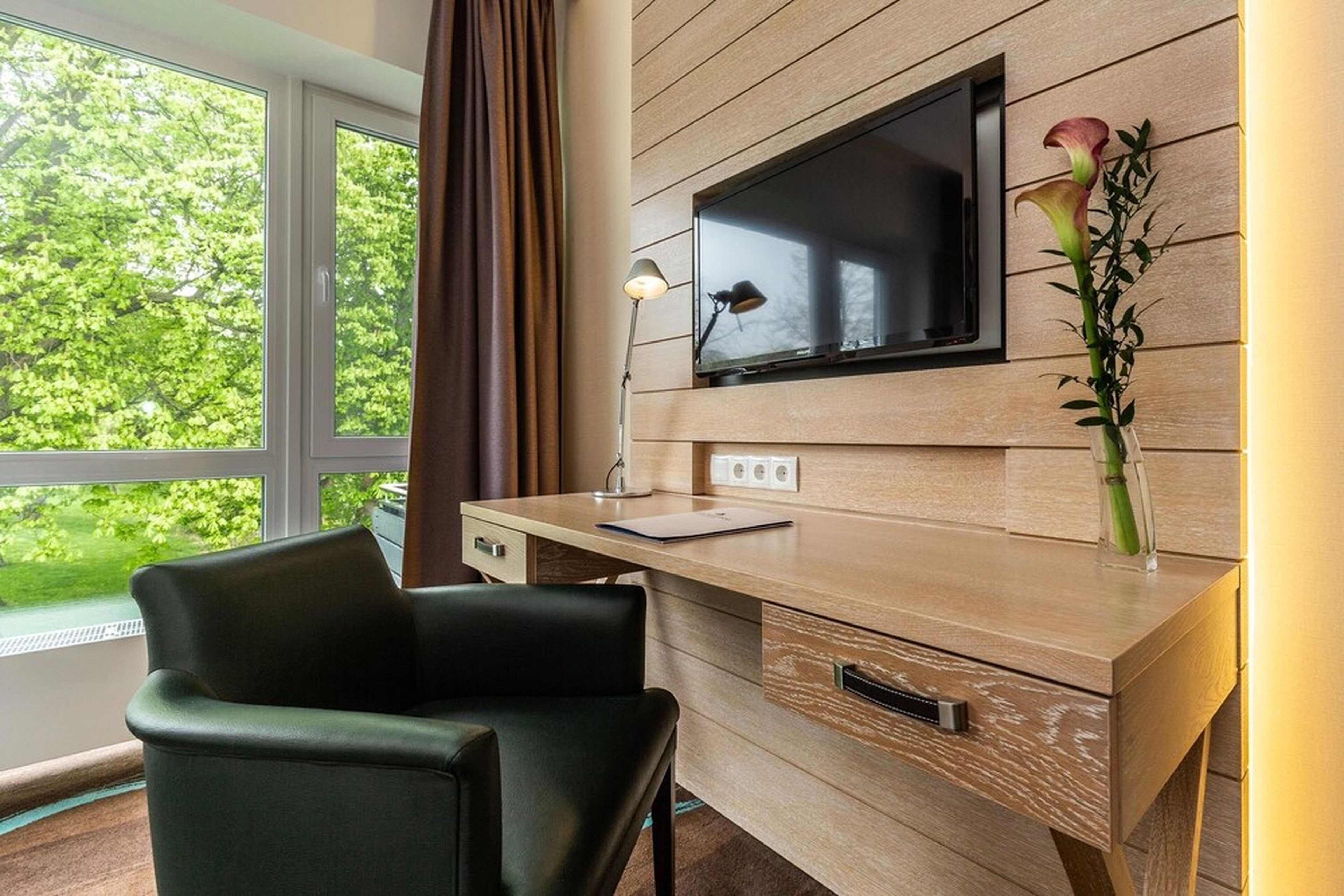 comfort room (view to the lake or to the terrace) | living area | 32-inch flat-screen tv with cable channels, tv