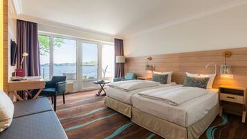 Superior-huone | Oleskelualue | 32–tuumainen taulutelevisio, jossa kaapelikanavat