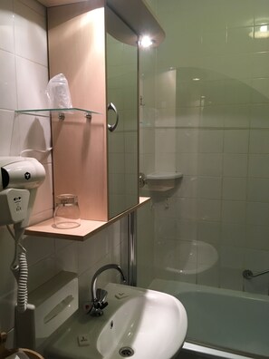 Deluxe Double or Twin Room, Ensuite | Bathroom | Separate bathtub and shower, hair dryer, bathrobes, slippers - Hotel De Weyman (Santpoort-Noord)