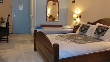 Comfort-Vierbettzimmer, mit Bad | 1 Schlafzimmer, Zimmersafe, Schreibtisch, kostenloses WLAN