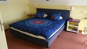 Habitación Deluxe con 1 cama matrimonial o 2 individuales, baño en la habitación | 1 habitación, caja de seguridad en la habitación y escritorio 