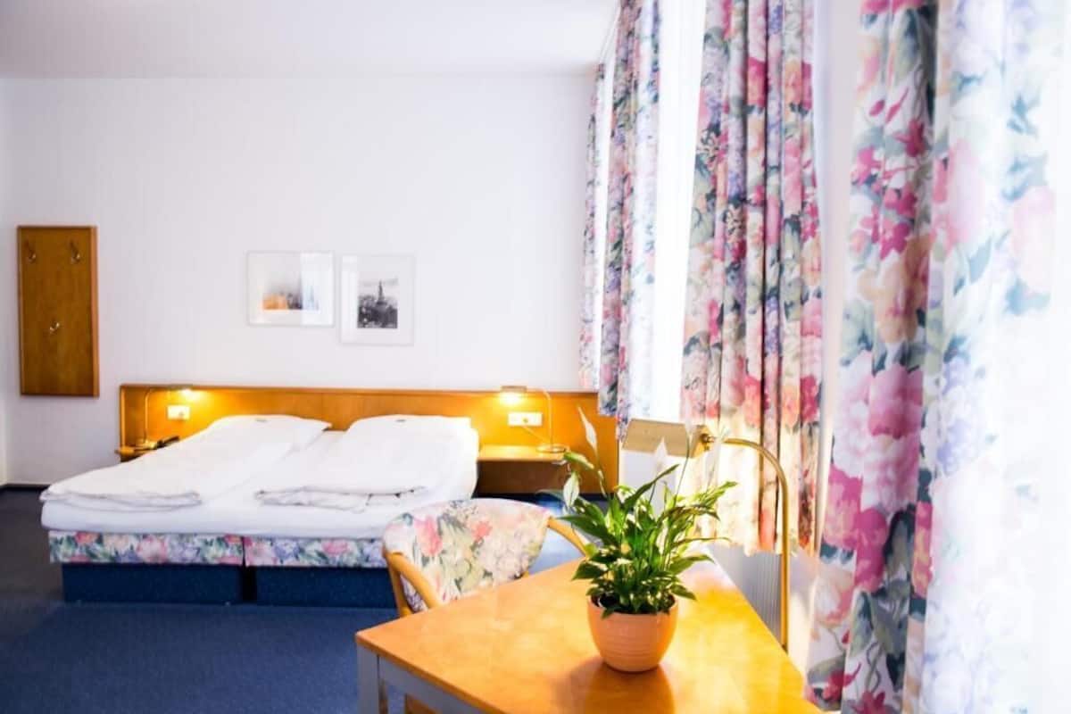 Vierpersoonskamer | Een minibar, een bureau, een strijkplank/strijkijzer, babybedden