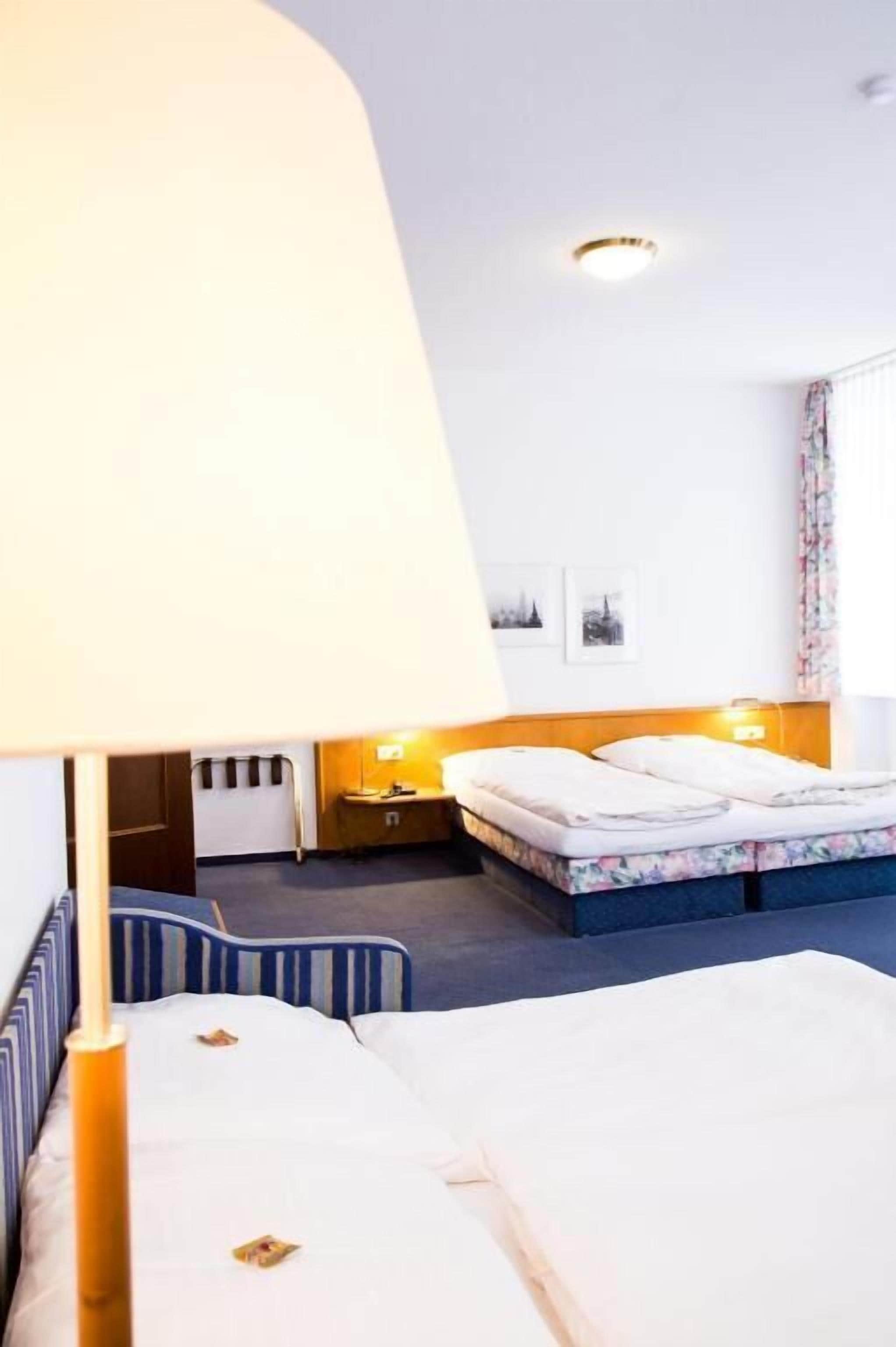 quadruple room | minibar, desk, iron/ironing board, cots/infant beds