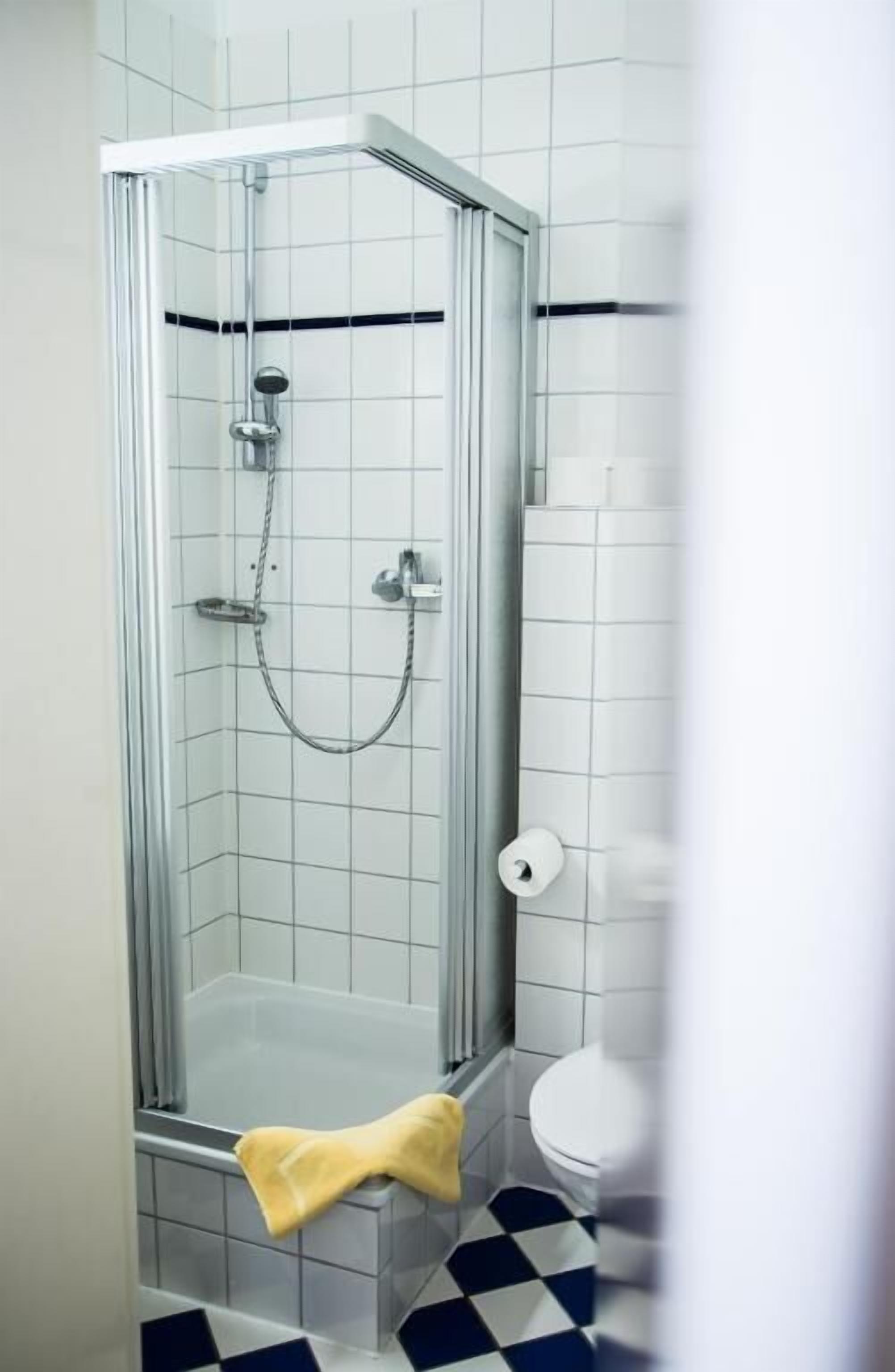 single room, 1 single bed | bathroom | shower, free toiletries, hair dryer, towels