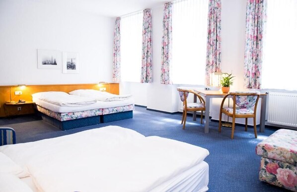 ميني بار ومكتب ومكواة/لوح كي وأسرّة أطفال/رضّع