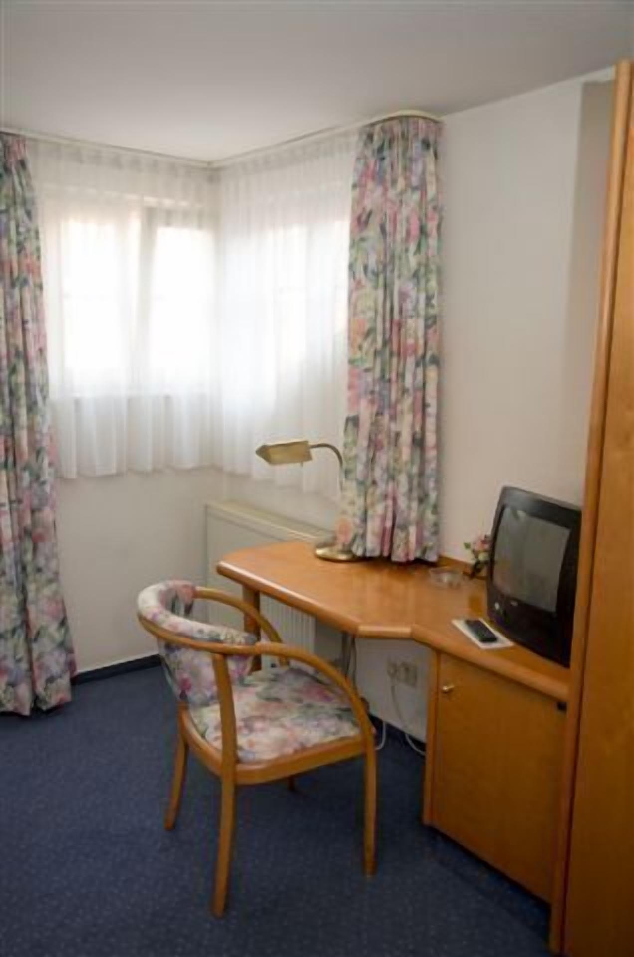 single room, 1 single bed | minibar, desk, iron/ironing board, cots/infant beds