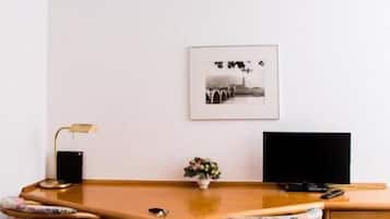 Double Room | Minibar, desk, iron/ironing board, cribs/infant beds