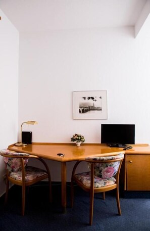 ميني بار ومكتب ومكواة/لوح كي وأسرّة أطفال/رضّع