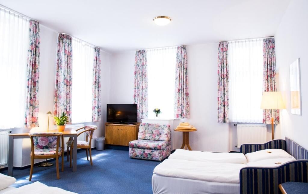 quadruple room | minibar, desk, iron/ironing board, cots/infant beds