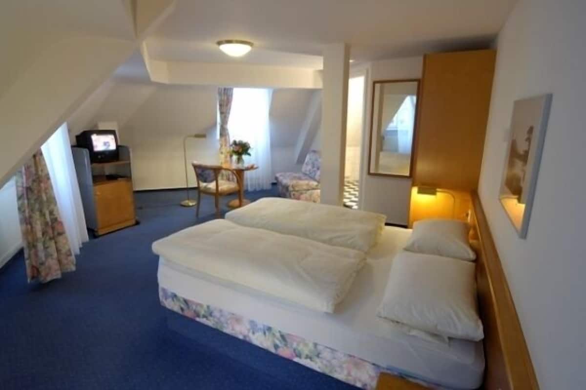 minibar, desk, iron/ironing board, cots/infant beds