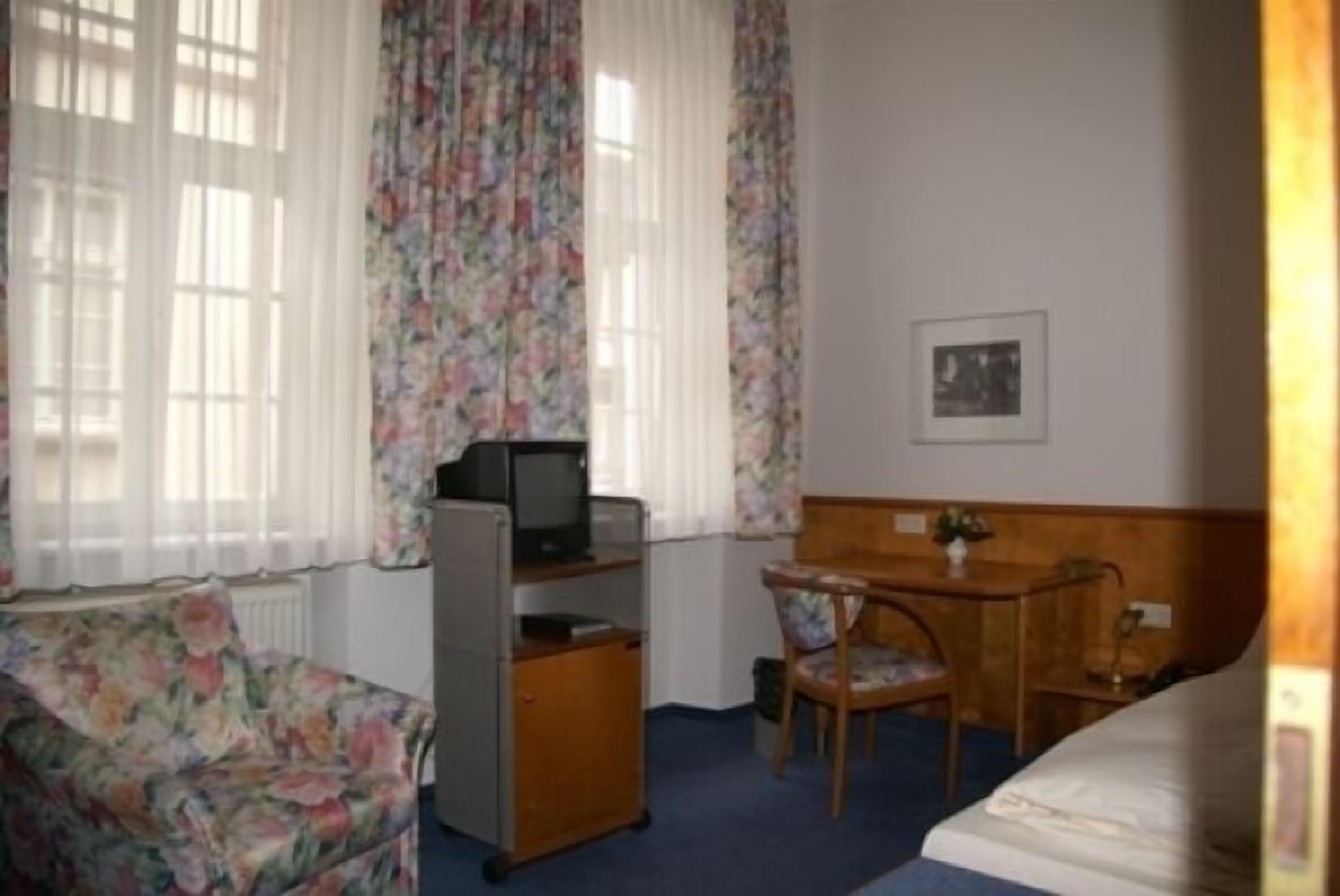 single room, 1 single bed | minibar, desk, iron/ironing board, cots/infant beds