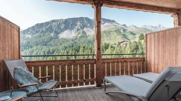 Quarto casal luxo, sacada, vista para a montanha | Sacada