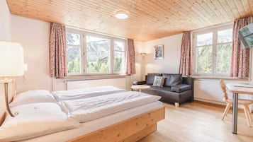 Standaard appartement, 2 slaapkamers | Luxe beddengoed, een kluis op de kamer, een bureau, een laptopwerkplek