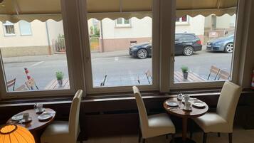 Peti besi dalam bilik, dihias secara berasingan