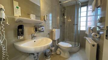 Odada kasa, ayrı ayrı dekore edilmiş, ayrı ayrı döşenmiş, masa