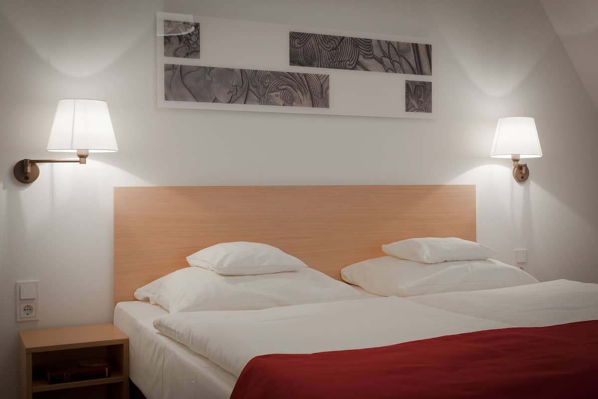 Hypo-allergenic bedding, in-room safe, desk, blackout drapes