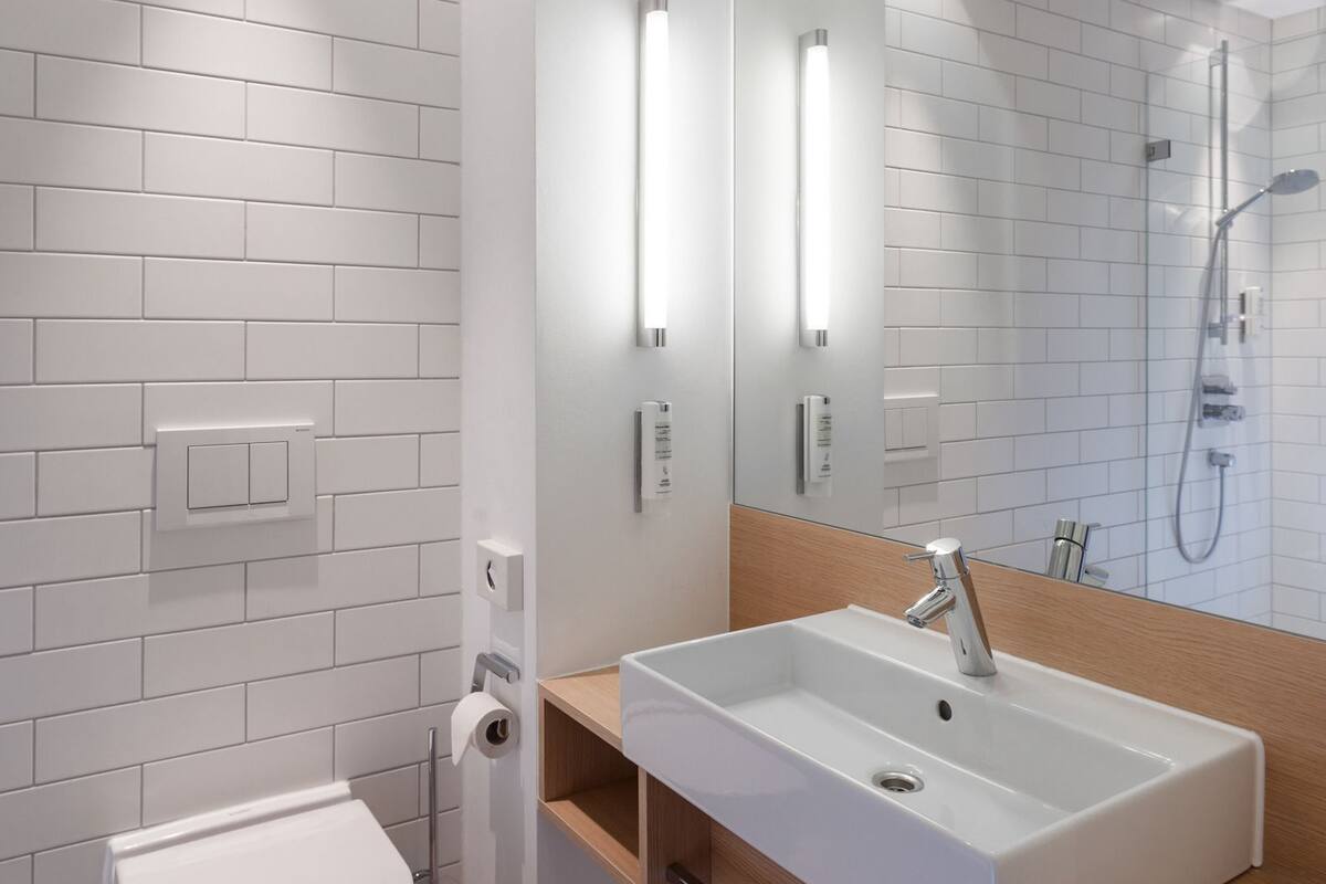 shower, free toiletries, hair dryer, towels