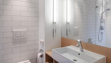 Douche, articles de toilette gratuits, sèche-cheveux