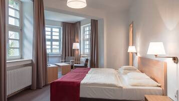 Turmzimmer | Allergikerbettwaren, Zimmersafe, Schreibtisch, VerdunkelungsvorhÀnge