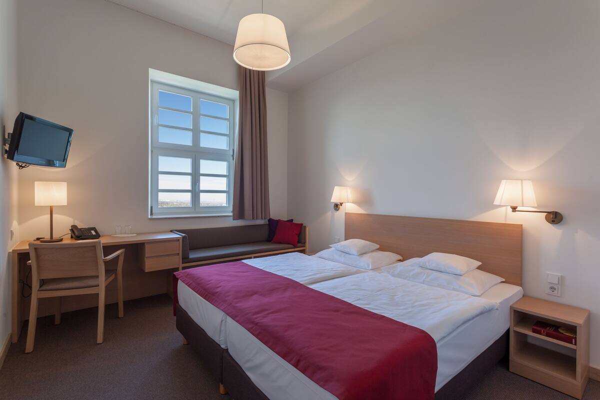 Quarto casal conforto | Roupas de cama antialérgicas, cofres nos quartos, escrivaninha