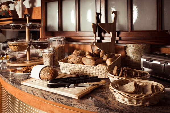 Daily buffet breakfast (EUR 12.50 per person) - Hotel Astro (Stuttgart)