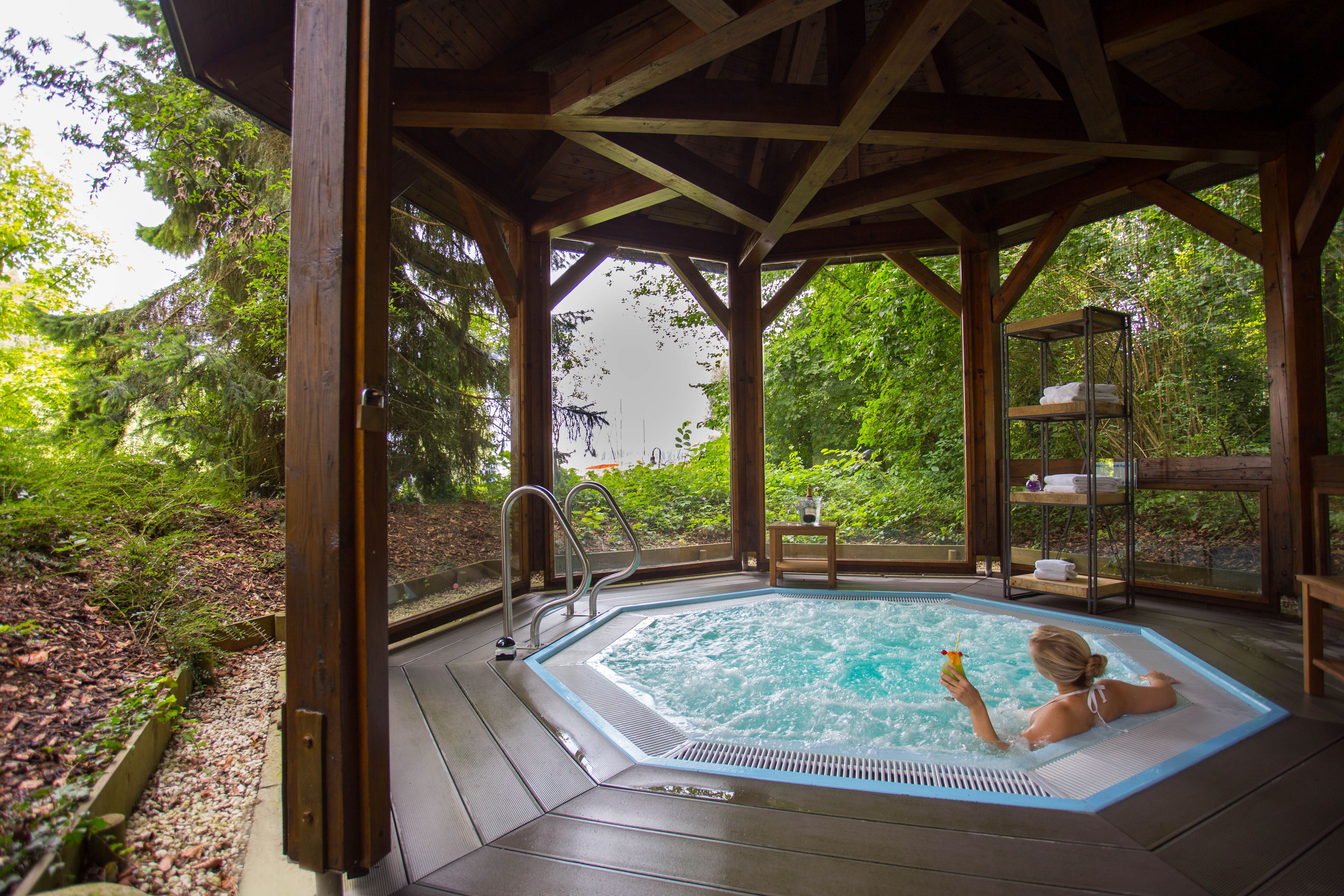 Bañera de hidromasaje al aire libre