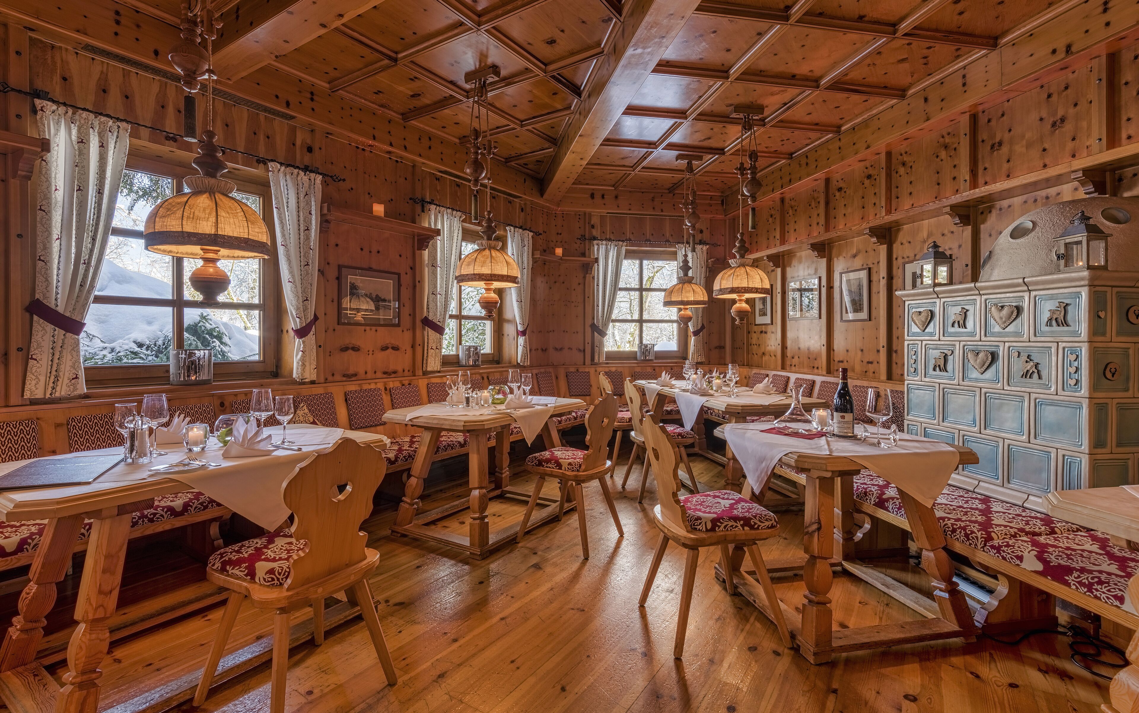 2 restaurants; breakfast, lunch and dinner served 
