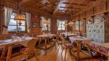 2 restaurants; breakfast, lunch and dinner served