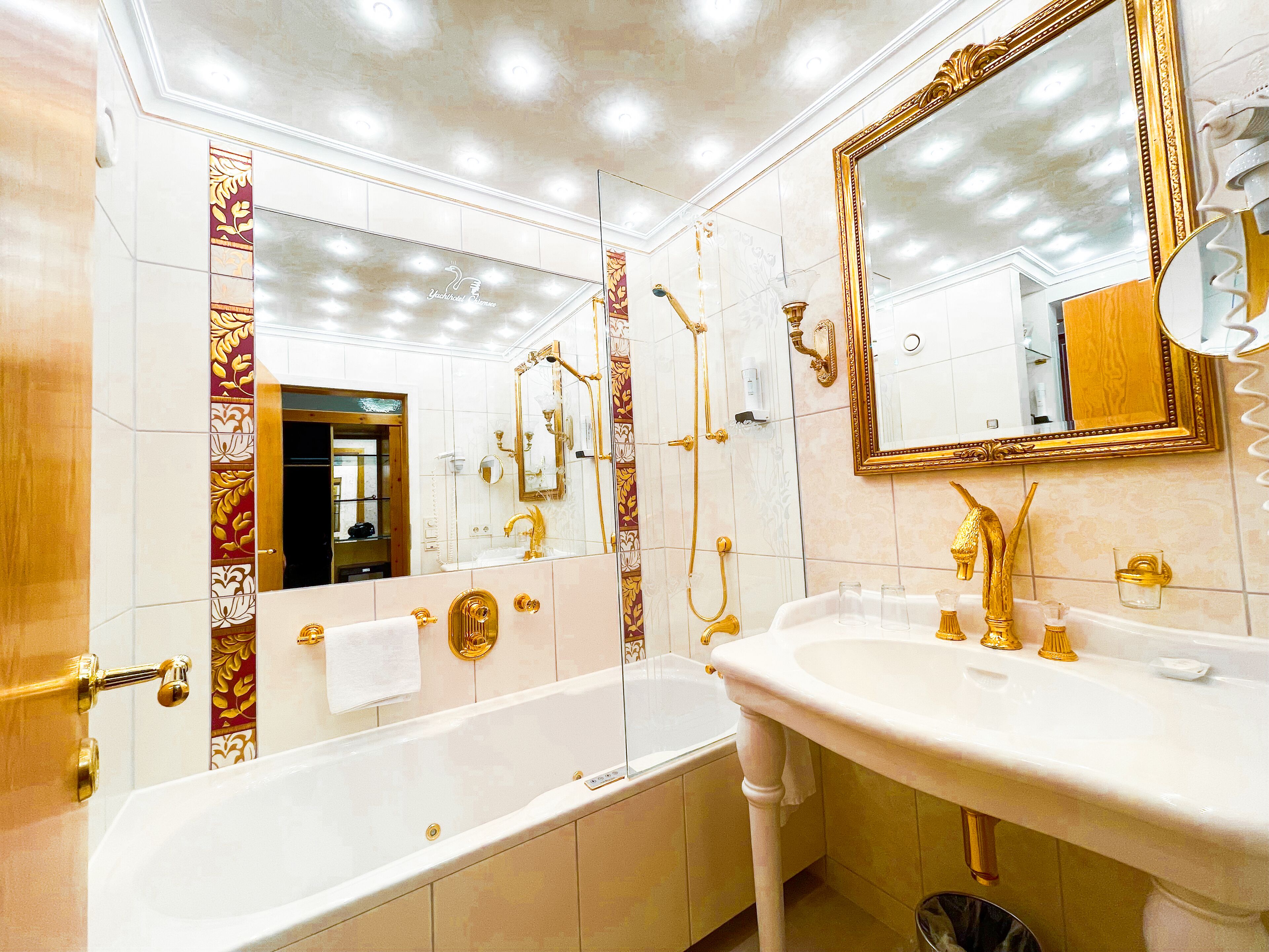 gallery suite, tower | bathroom | free toiletries, hair dryer, bathrobes, slippers