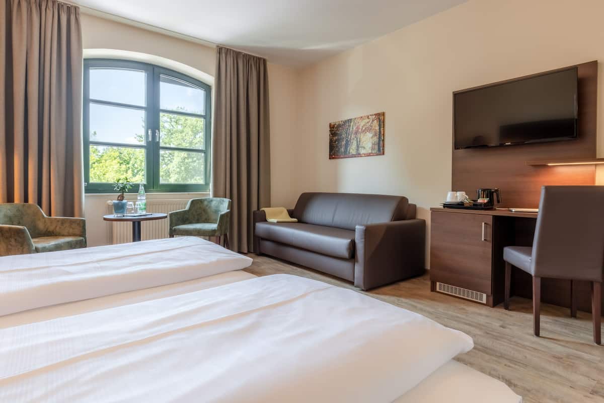 Familie tweepersoonskamer | Hypoallergeen beddengoed, een minibar, een kluis op de kamer, een bureau