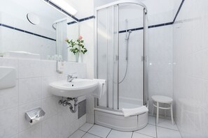Free toiletries, hair dryer, towels, soap - Hotel Ohlenhoff (Norderstedt)