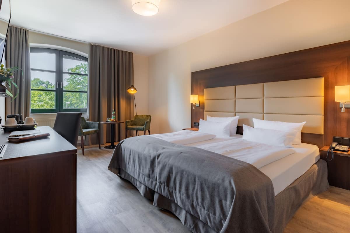 classic double room | hypo-allergenic bedding, minibar, in-room safe, desk