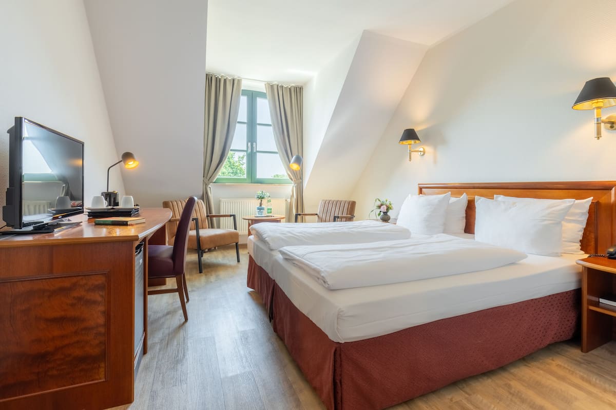 Klassieke tweepersoonskamer | Hypoallergeen beddengoed, een minibar, een kluis op de kamer, een bureau