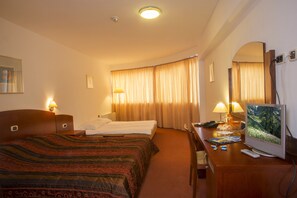 Family Room | In-room safe, desk, soundproofing, cribs/infant beds - Hotel Krek (Radovljica)