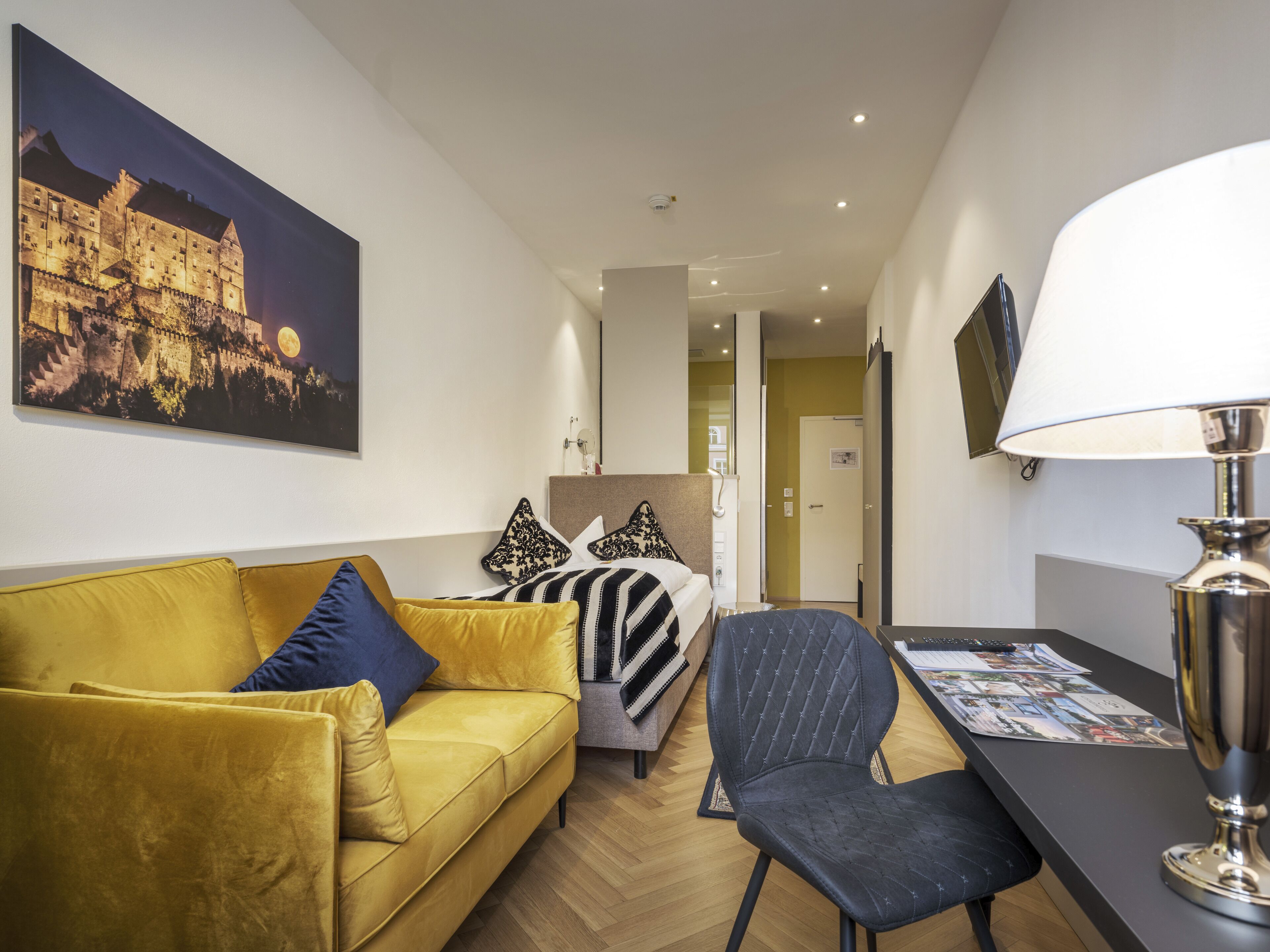 superior single room | 1 bedroom, in-room safe, desk, laptop workspace