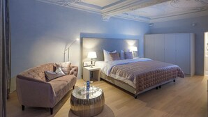 خزنة داخل الغرفة ومكتب ومساحة عمل للكمبيوتر المحمول وواي فاي مجانًا