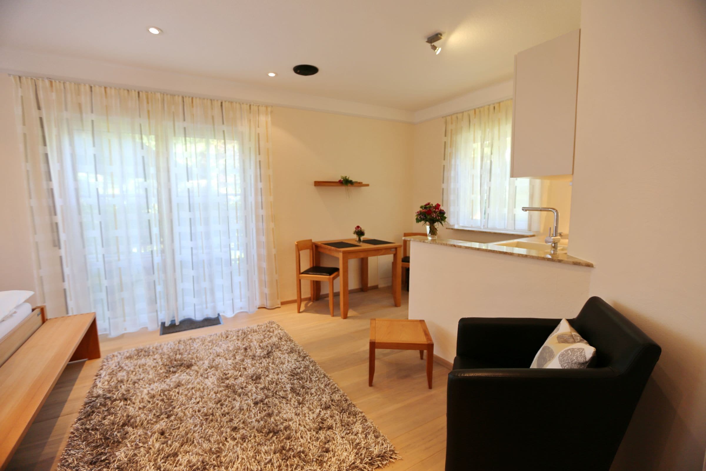 Deluxe Studio, 1 Bedroom, Kitchenette, Garden Area | In-room dining