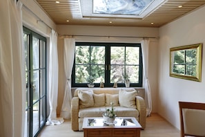 Junior-Suite, Balkon, Gartenblick | Wohnbereich | Flachbildfernseher