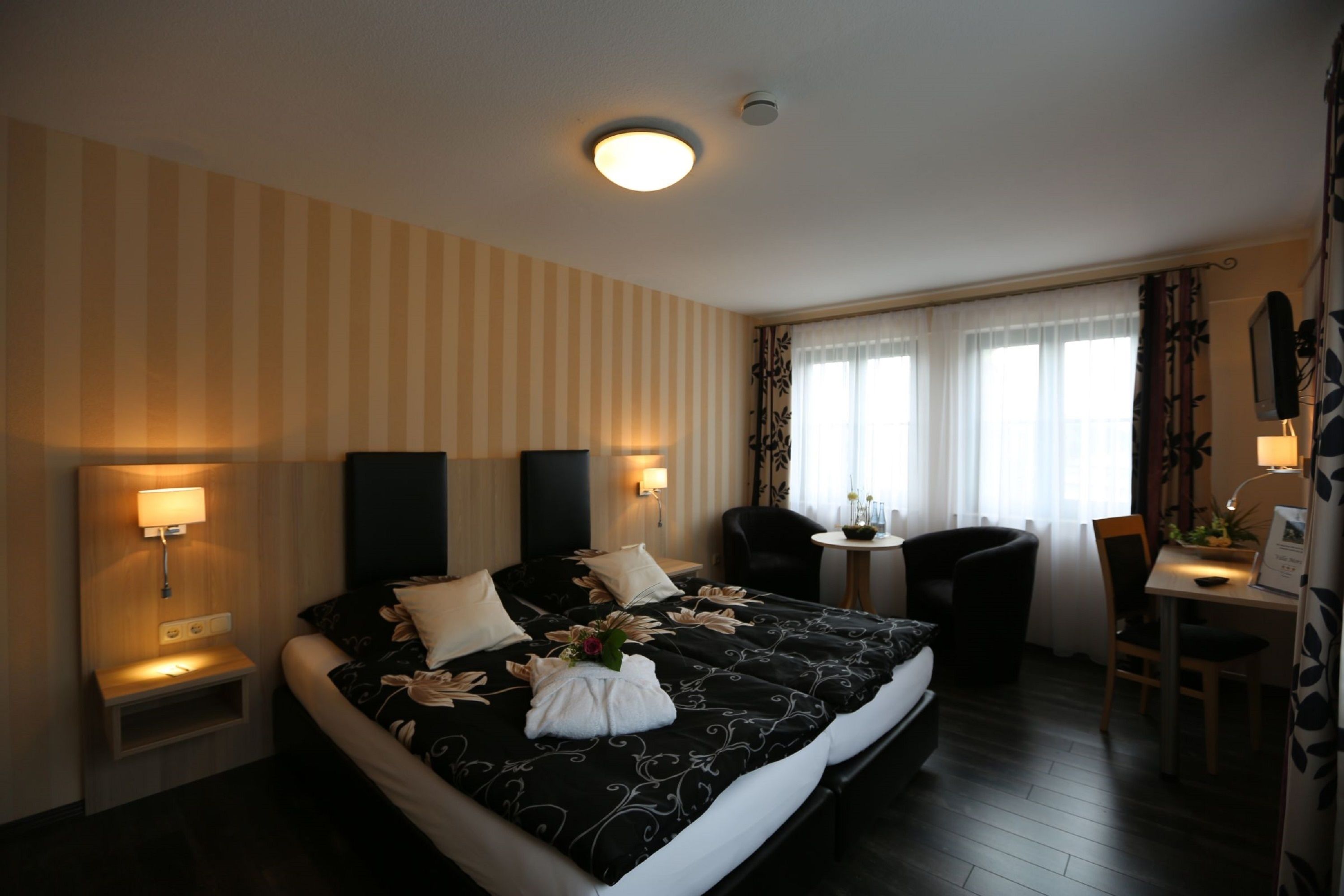 comfort double room single use, 1 bedroom | premium bedding, pillow-top beds, in-room safe, individually decorated