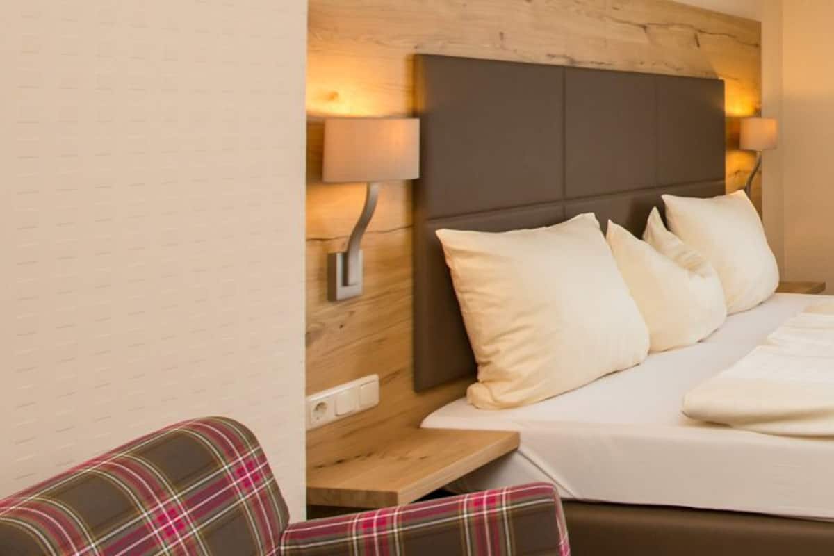 Double Room | In-room safe, desk, WiFi (free), bed sheets