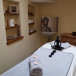 Sauna, Dampfbad, Körperbehandlungen, Warmsteinmassagen, Körperpeelings